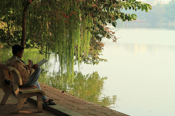 Vietnamien au bord d'un lac