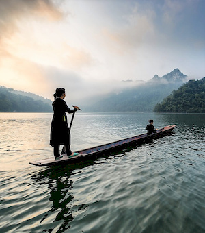 Femme vietnamienne sur une pirogue.