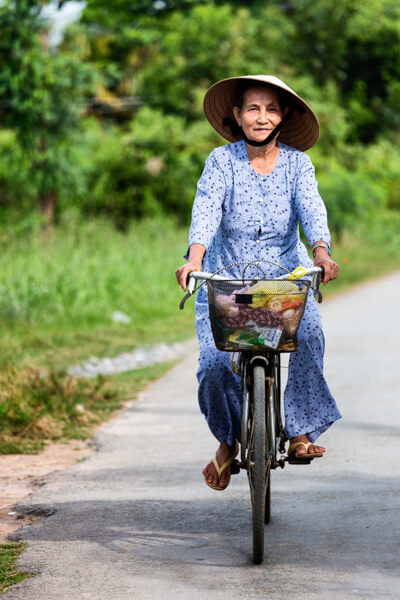 vieille femme vélo.