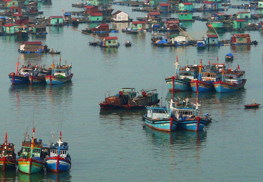 village flottant et bateaux de pêche.