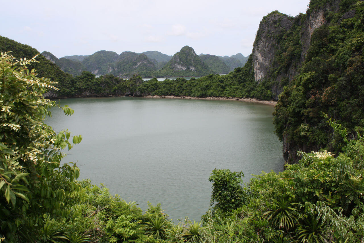 plage isolée baie d'halong.