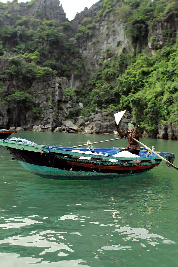 femme barque traditionnelle à rame.