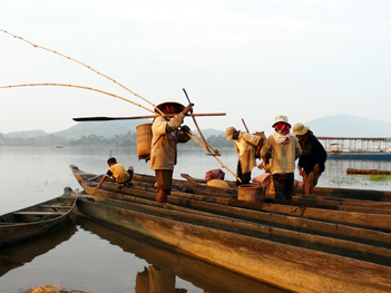 pêcheurs sur barque traditionnelle.