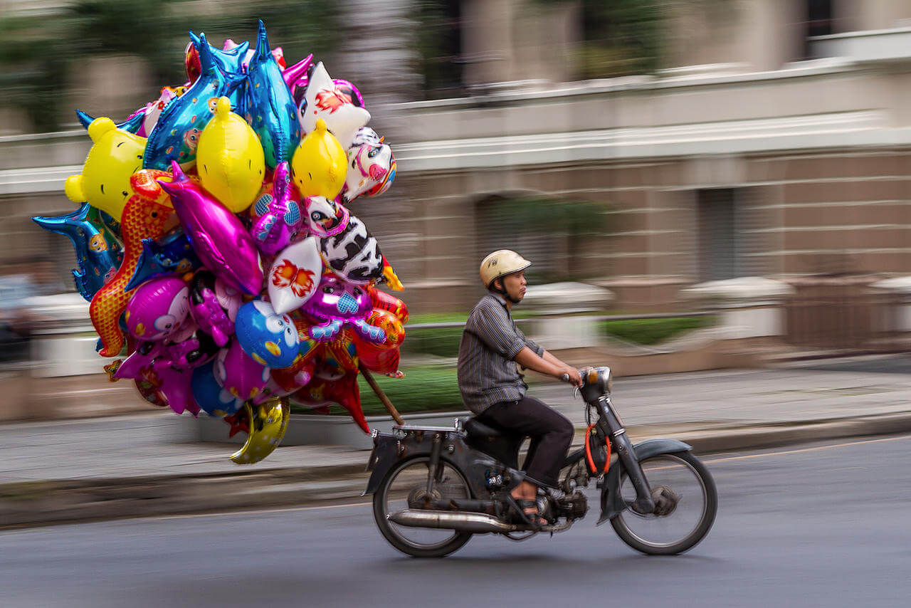 vendeur de ballons à moto.