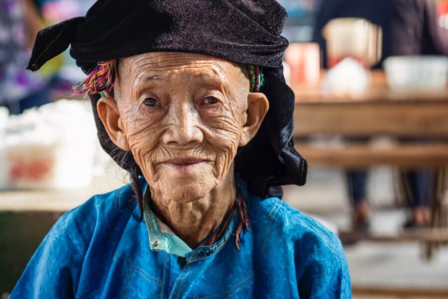 portrait de vieille femme Hmong.