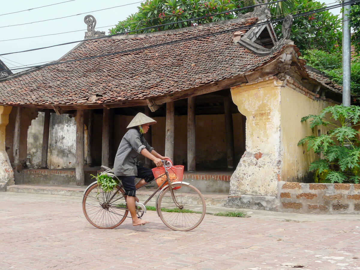 Femme vietnamienne sur son vélo.