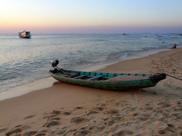 bateau sur plage.