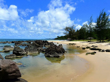 plage sable et rocher.