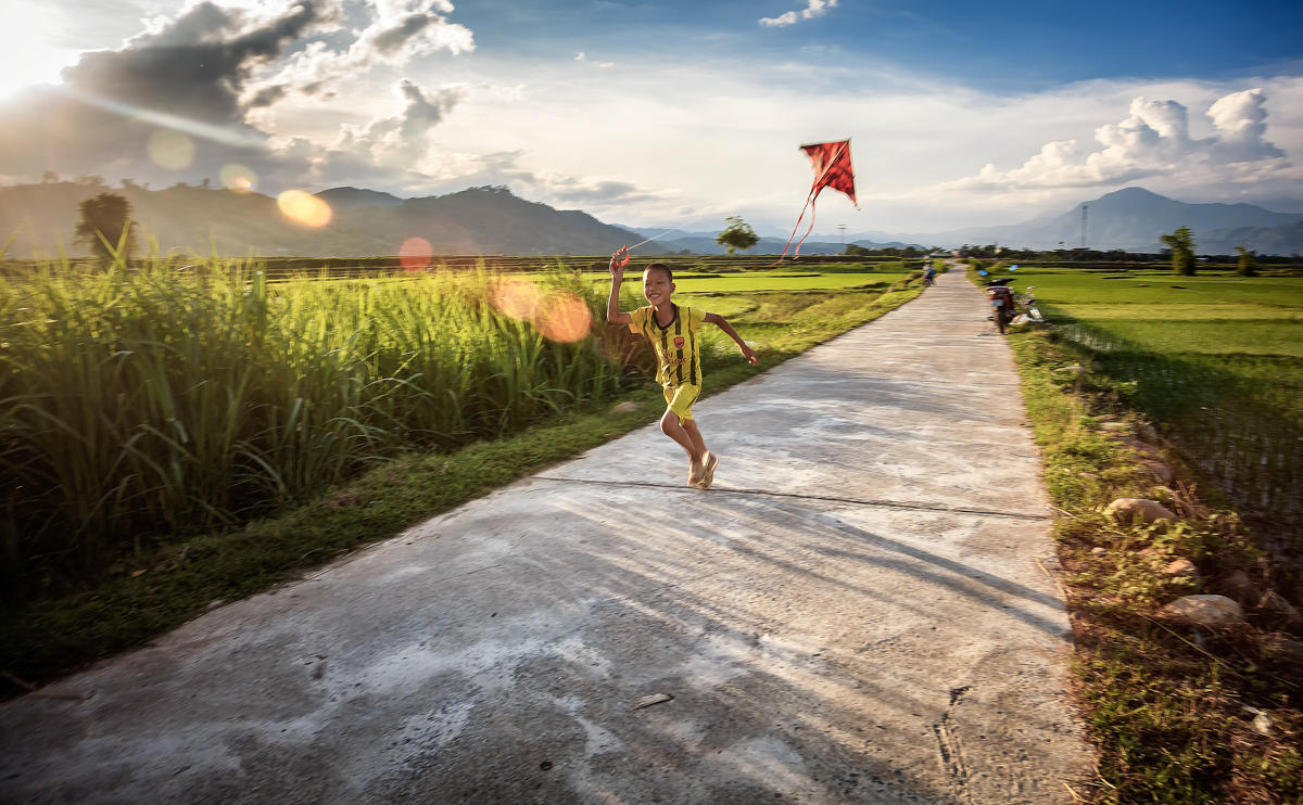 enfant jouant au cerf-volant au Vietnam.