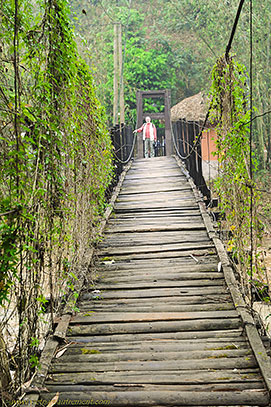 pont suspendu en bois.